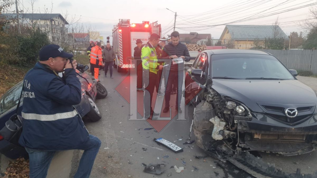 Două autoturisme s au izbit violent în capăt CUG Pompierii intervin cu