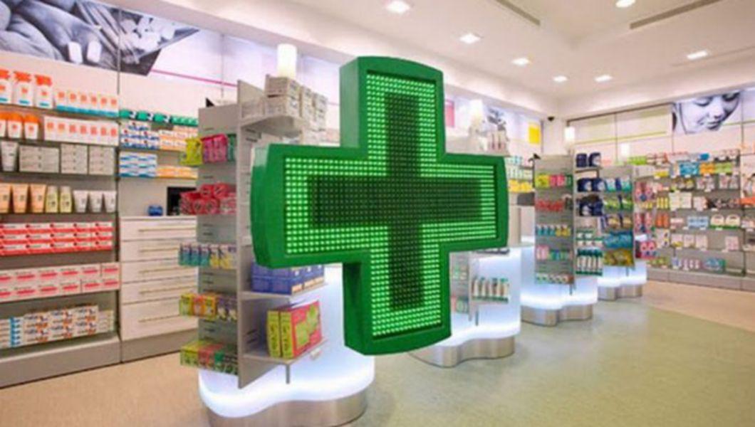 vedere pe geam spre interiorul unei farmacii