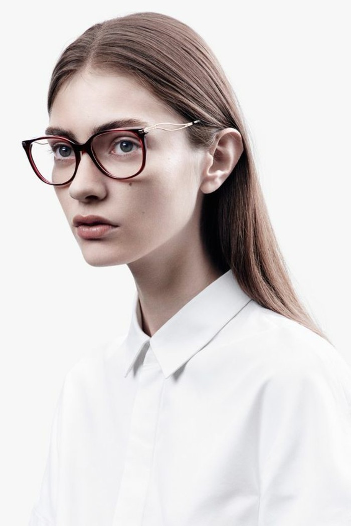 profilul unei femei care poarta ochelari de vedere