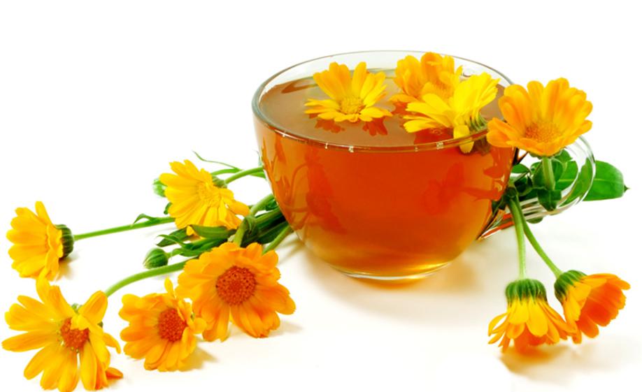 ceasca de ceai cu flori de galbenele