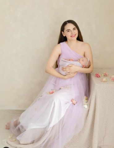 cocos christina cu fetita ei in brate la o sesiune foto