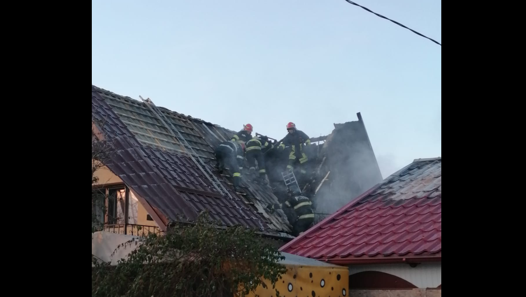 Incendiu în comuna Miroslava O casă a luat foc iar flăcările s au propagat la un alt imobil