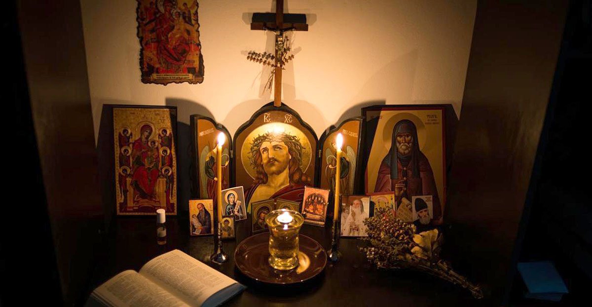 altar cu icoane si carte de rugaciuni