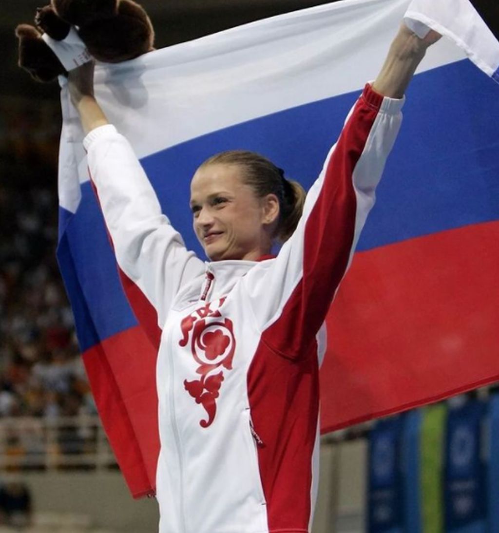 svetlana horkina cu flagul rusiei deasupra capului