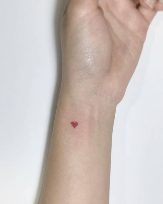 tatuaj inima rosie mica pe incheietura mainii