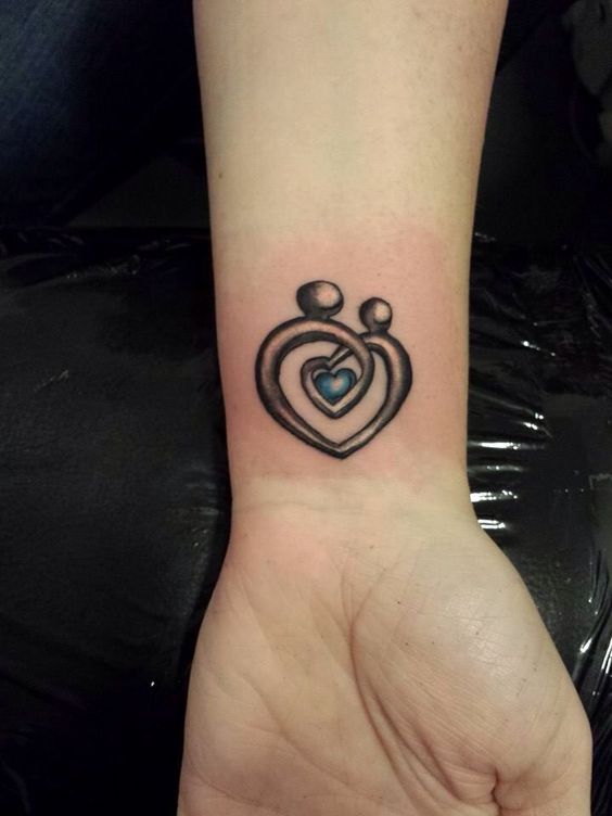 tatuaj inima artistica pe incheietura mainii