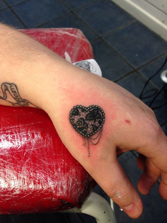 tatuaj inima realizat pe mana stanga