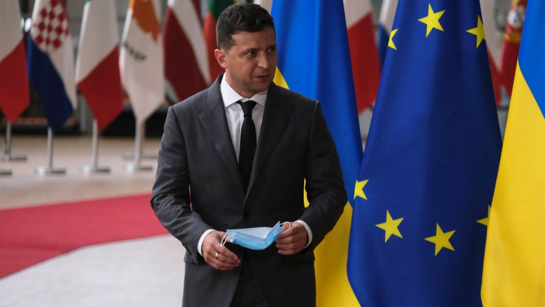 Volodimir Zelenski, presedintele Ucrainei, steagurile membrilor Uniunii Europene