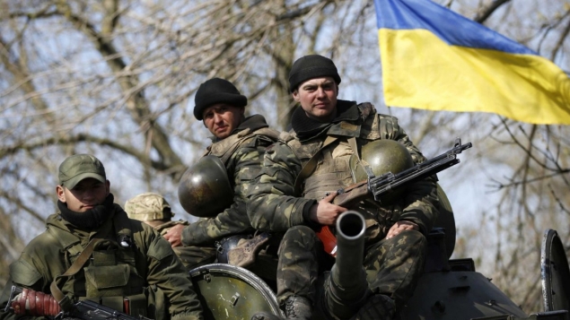 soldati ucraineni, steagul Ucrainei, razboi in Ucraina