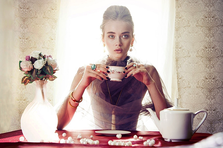 o femeie bea din colectie de ceaiuri