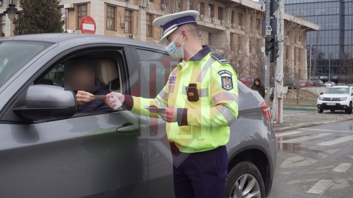 Polițist de la Rutierăcare efectuează un control