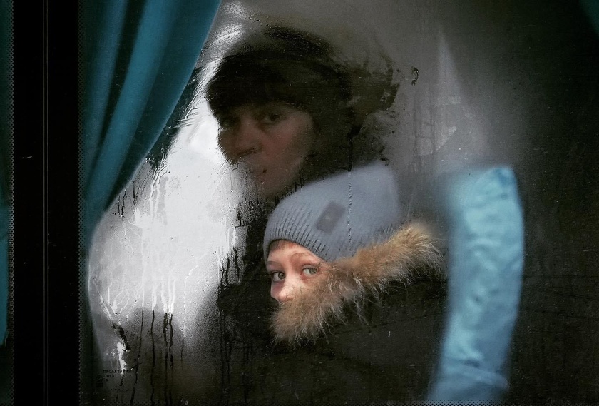 familie, mama si copil ce fug din Ucraina cu trenul