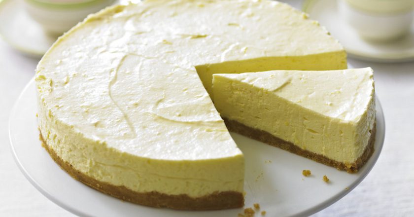 un cheesecake taiat pe o farfurie