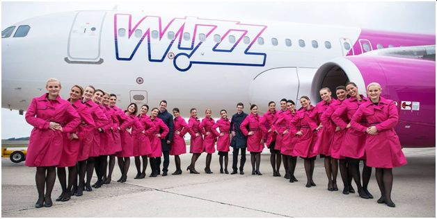 personalul wizzair langa avion