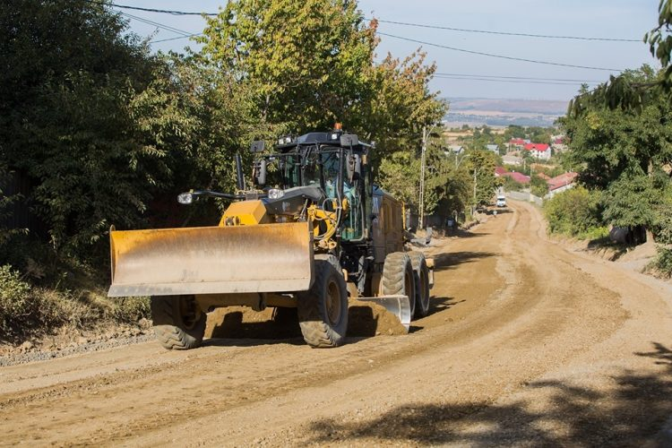 o autospeciala care niveleaza drumul dintr-o comuna