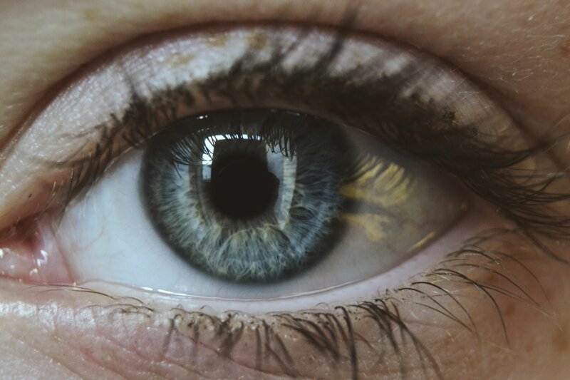ochiul gri a unei persoane