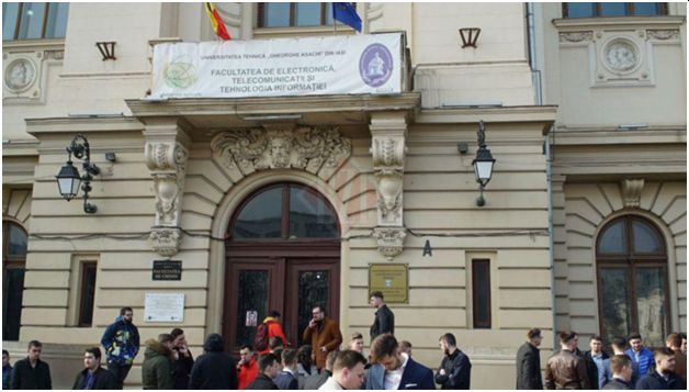 universitatea alexandru ioan cuza din iasi, studenti in fata universitatii