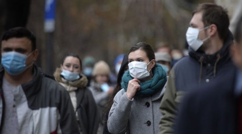 grup de oameni ce poartă măști de protecție