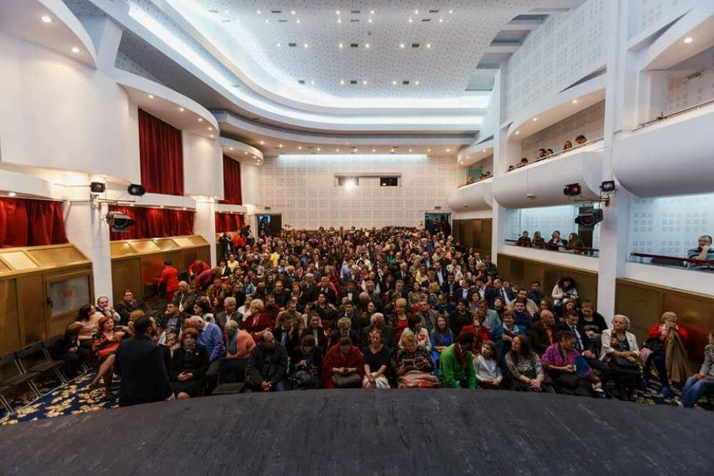 publiul cu masca la teatru