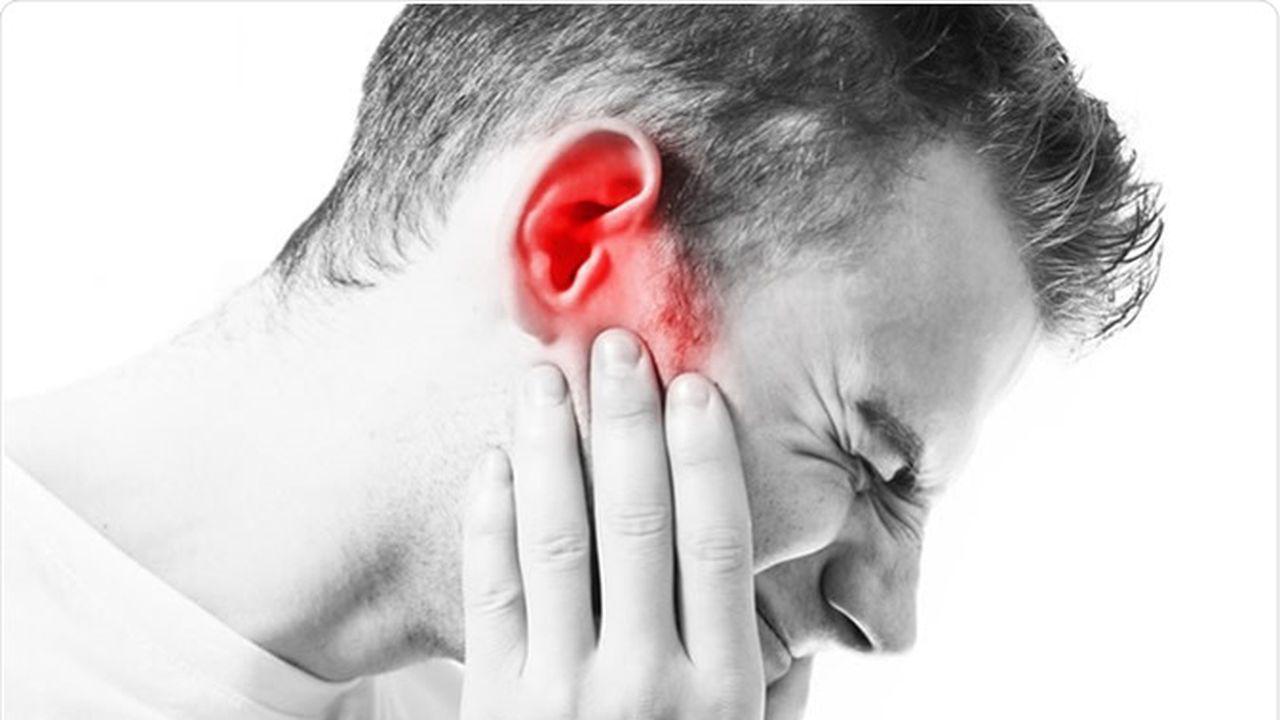 persoana care sufera de dureri la nivelul urechilor