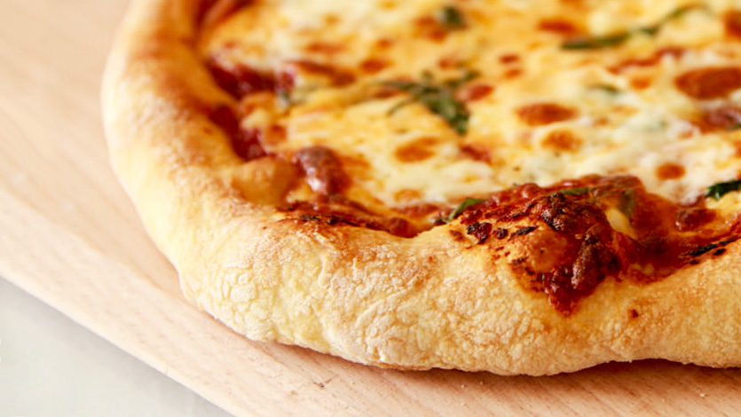 o pizza pe un platou din lemn