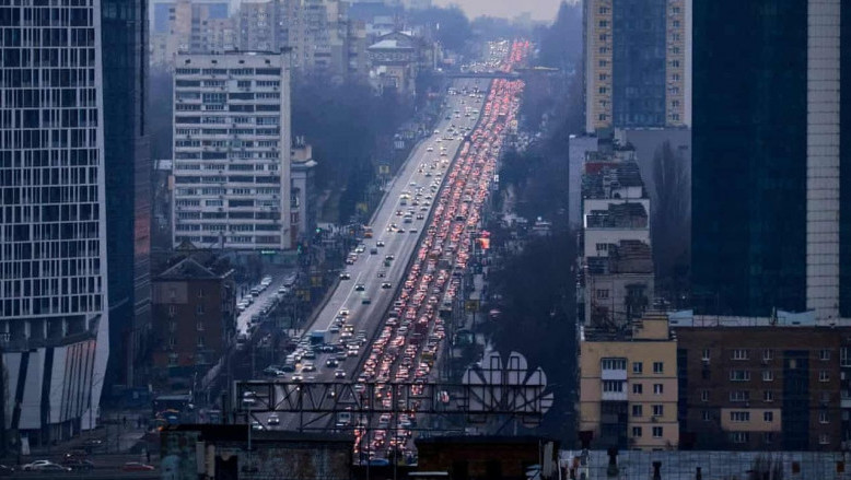 amuteiaj pe strazile marilor orase din Ucraina, sute de masini blocate in trafic