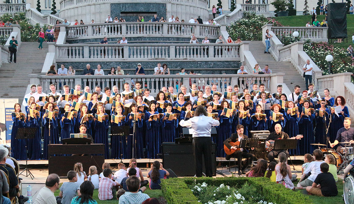 un cor pe voci care canta in fata palatului de cultura din iasi