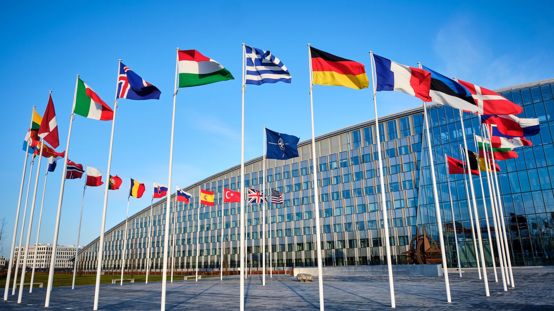sediul NATO, steagurile membrilor uniunii nord atlantice