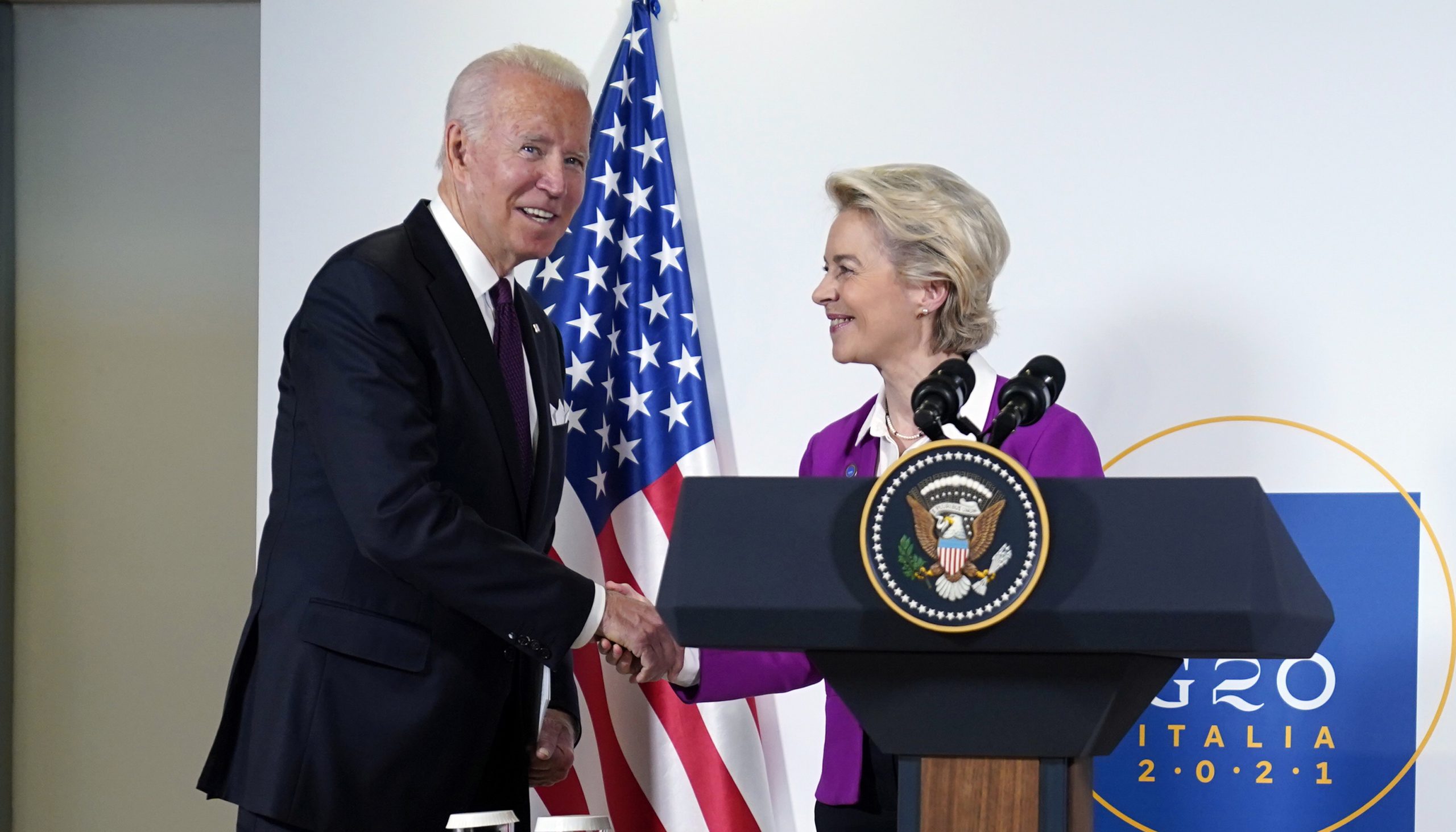 Ursula von der Leyen Joe Biden dand mana in cadrul unei conferinte de presa