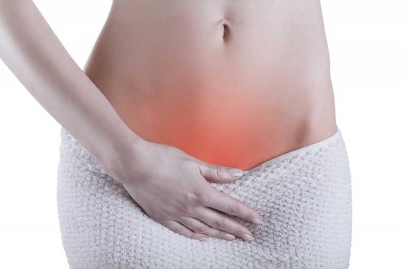 grafica femeie care se tine de abdomen din cauza infectiei urinare