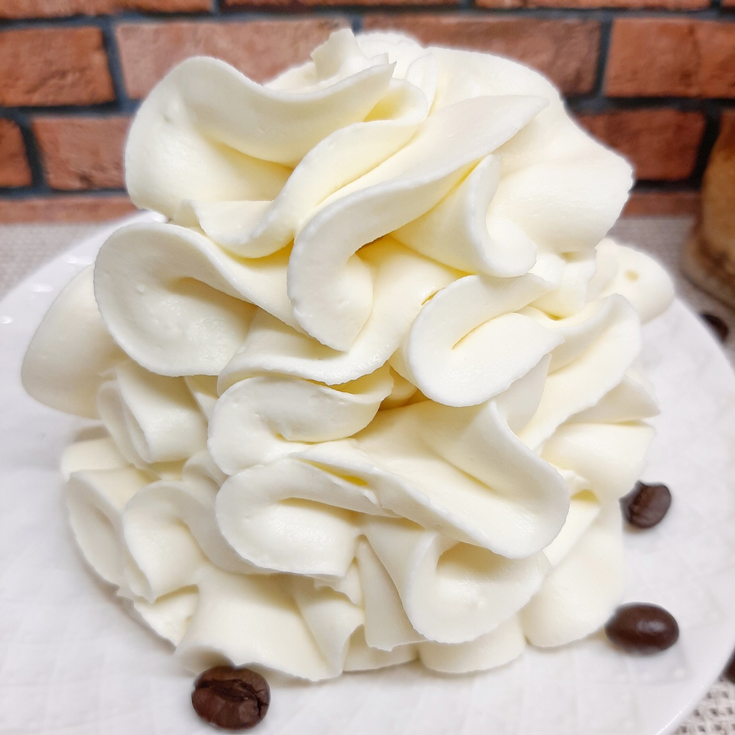 crema de mascarpone pe o farfurie