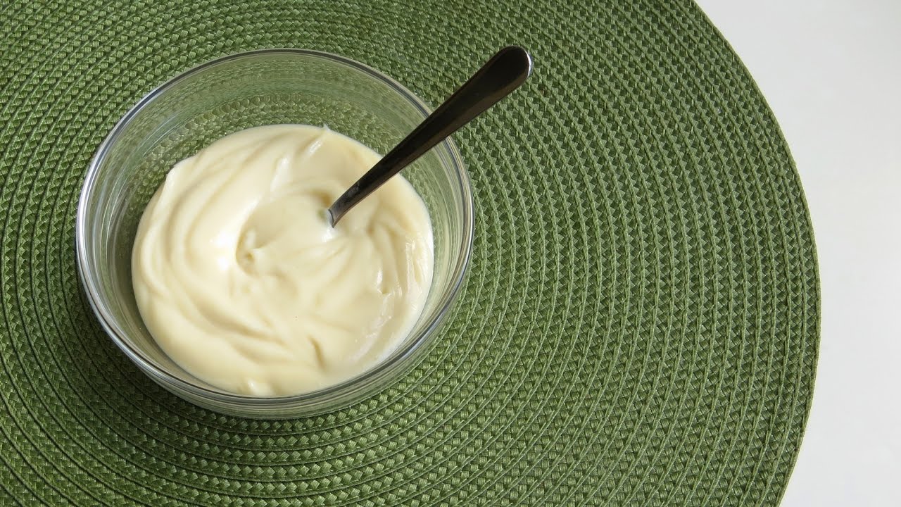 crema de mascarpone intr-un bol cu o lingura in el