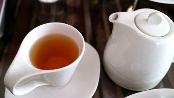 o ceașcă de ceai și un ceainic