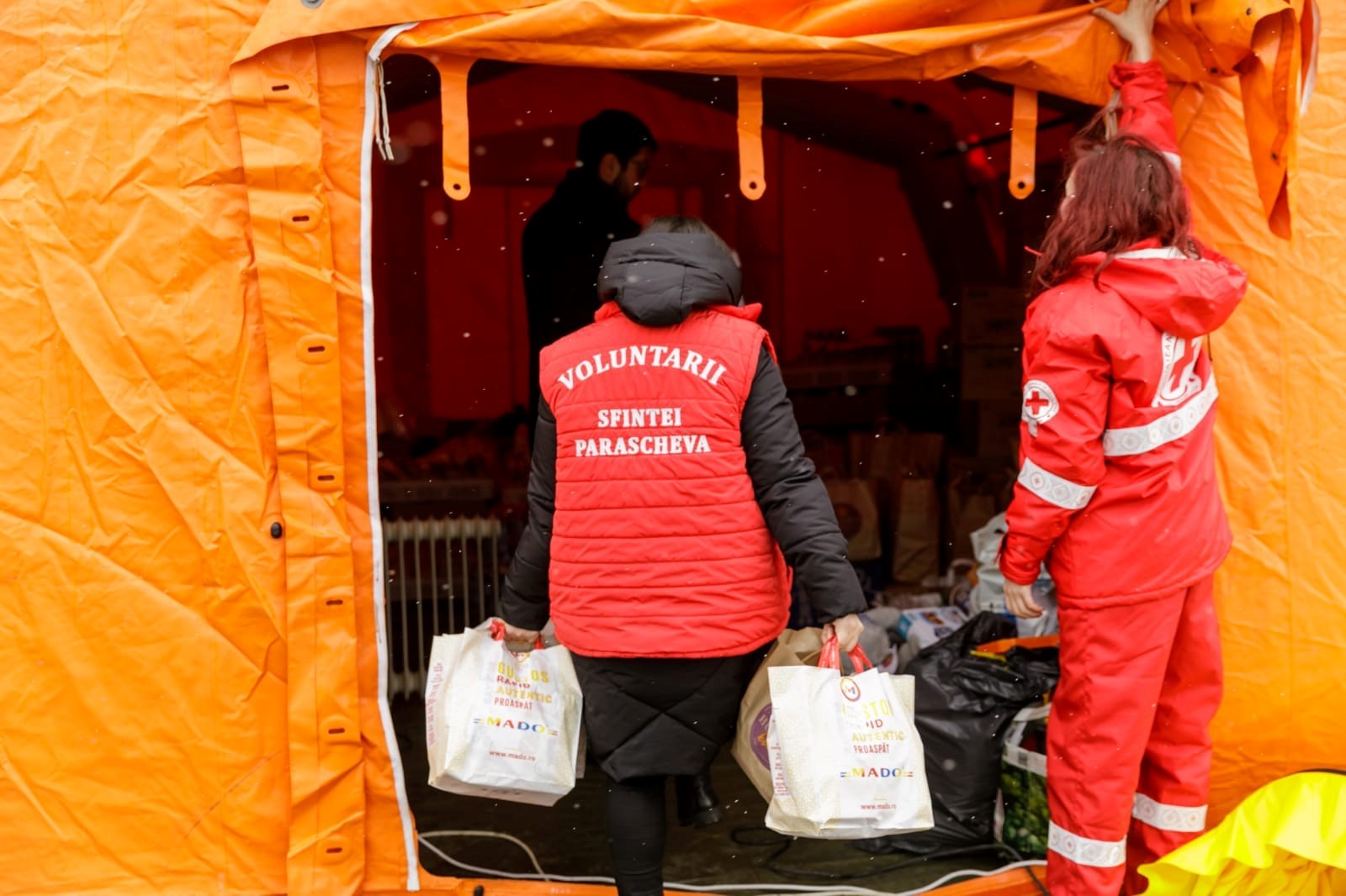 voluntari la corturile cu donatii