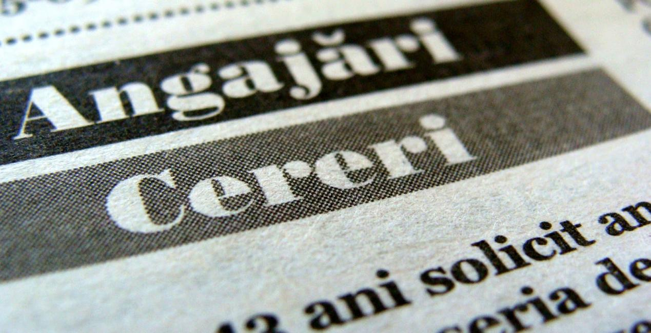 foaie pe care scrie angajari si cereri