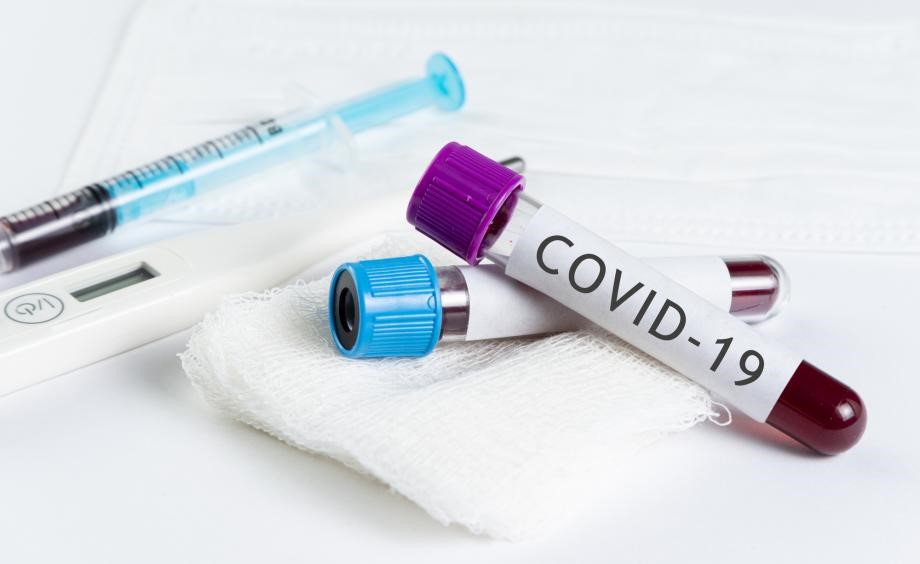  doua teste Covid-19, un termometru, o seringa si un bandaj medicinal