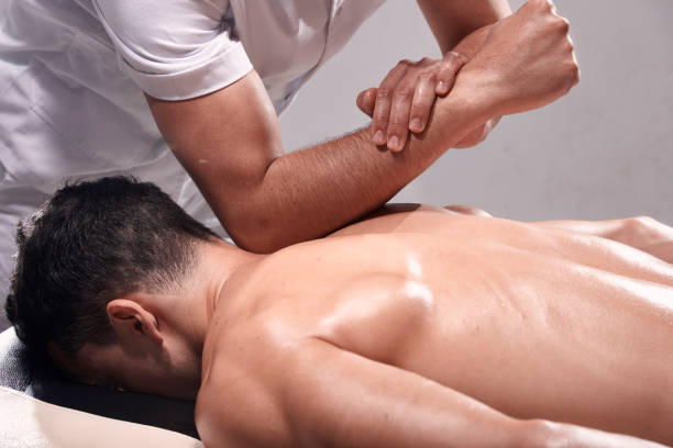persoana ce are parte de masaj de la un terapeut