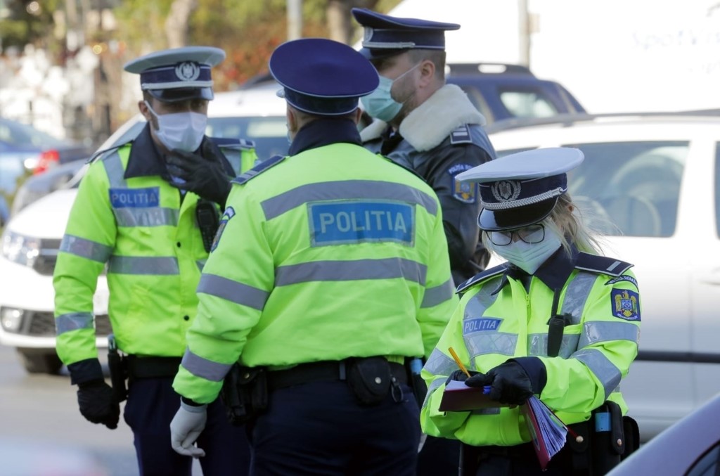  patru politisti pe strada