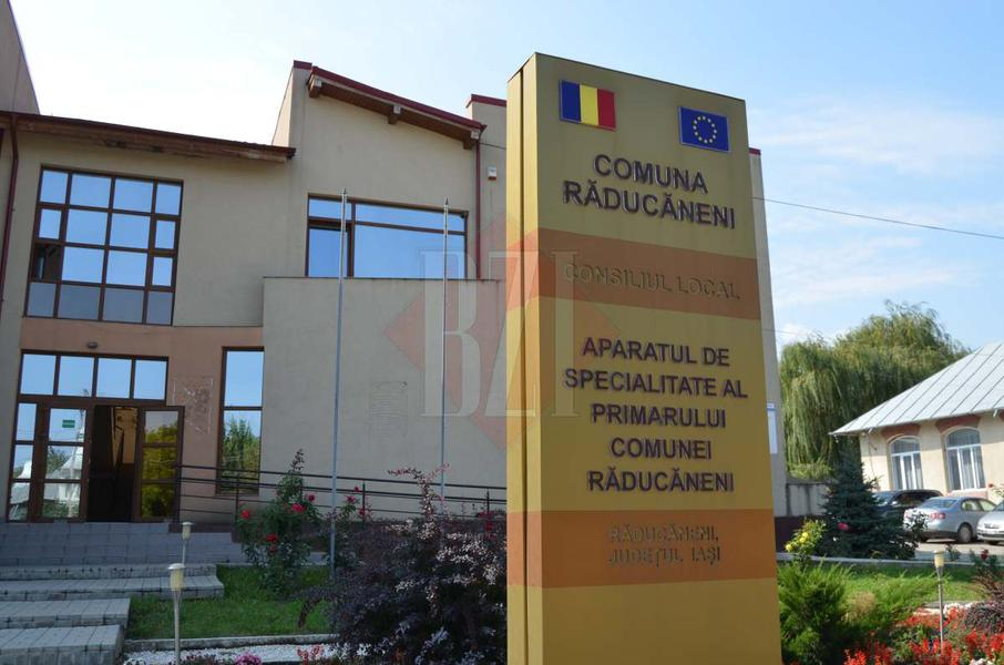 Un panou cu informații în fața Consiliului Local Raducaneni