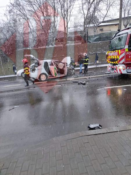 O masina implicata intr-un accident si o autospeciala de pompieri, pe o strada din Iasi