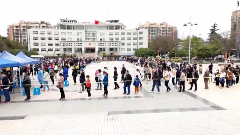 lockdown în Shanghai, oameni din China ce stau la rand pentru testare anti Covid-19