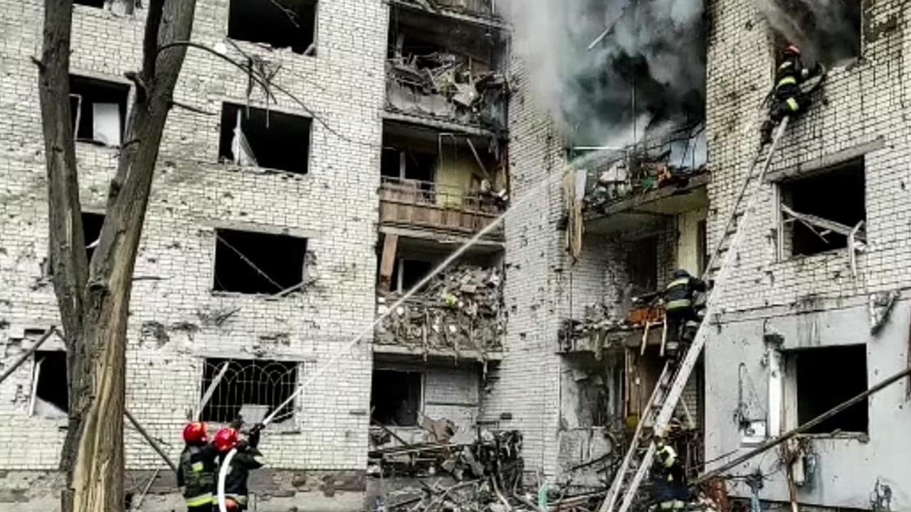 primarul din Cernihiv despre starea, pompier ce intervine la lichidarea flacarilor izbucnite intr-un imobil dupa bombardamentele rusilor in Cernihiv 