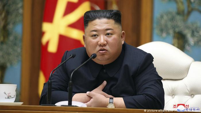 liderul Coreeei de Nord, Kim Jong Un in timpul unor declaratii de presa