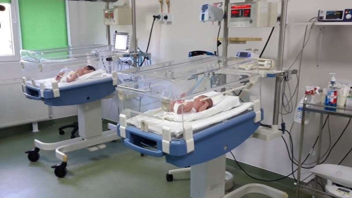 2 bebelusi in sectia de neonatologie a Spitalului Clinic Obstetrica-Ginecologie „Cuza Voda” Iasi