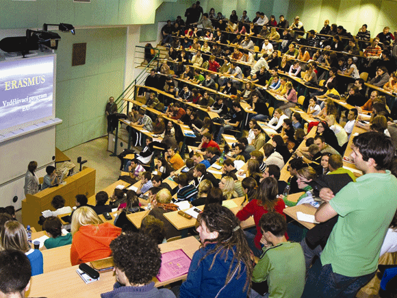  un amfitatru plin de student care sunt atenti la prezentare