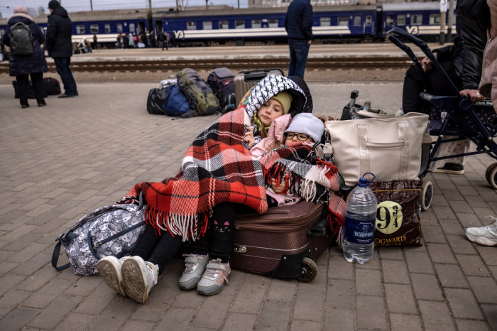 Gara din Kramatorsk bombardată, copii ucraineni ce dorm in gara