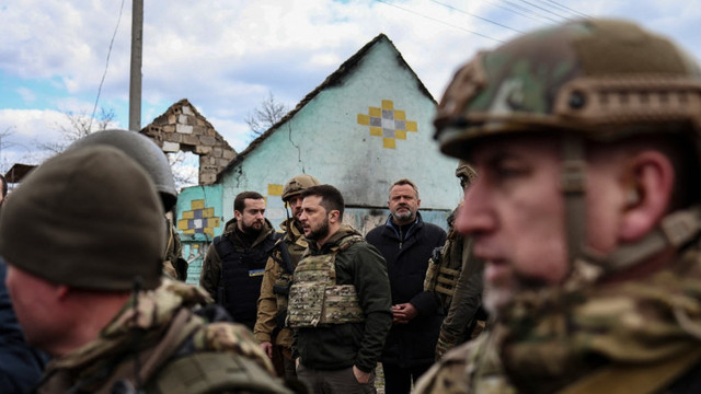 Volodimir Zelenski atac, presedintele Ucrainei in timpul unei vizite in orasele bombardate de rusi