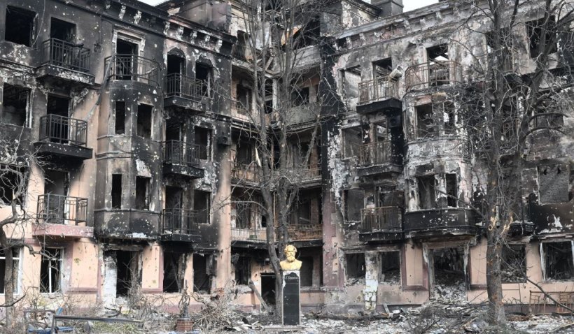 armata rusă ofensivă finală la Mariupol, ruinele unei cladiri de apartamente din Mariupol