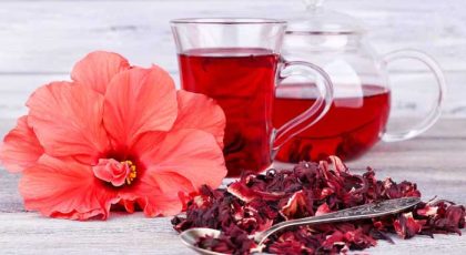 Ceașcă de ceai cu floare de hibiscus