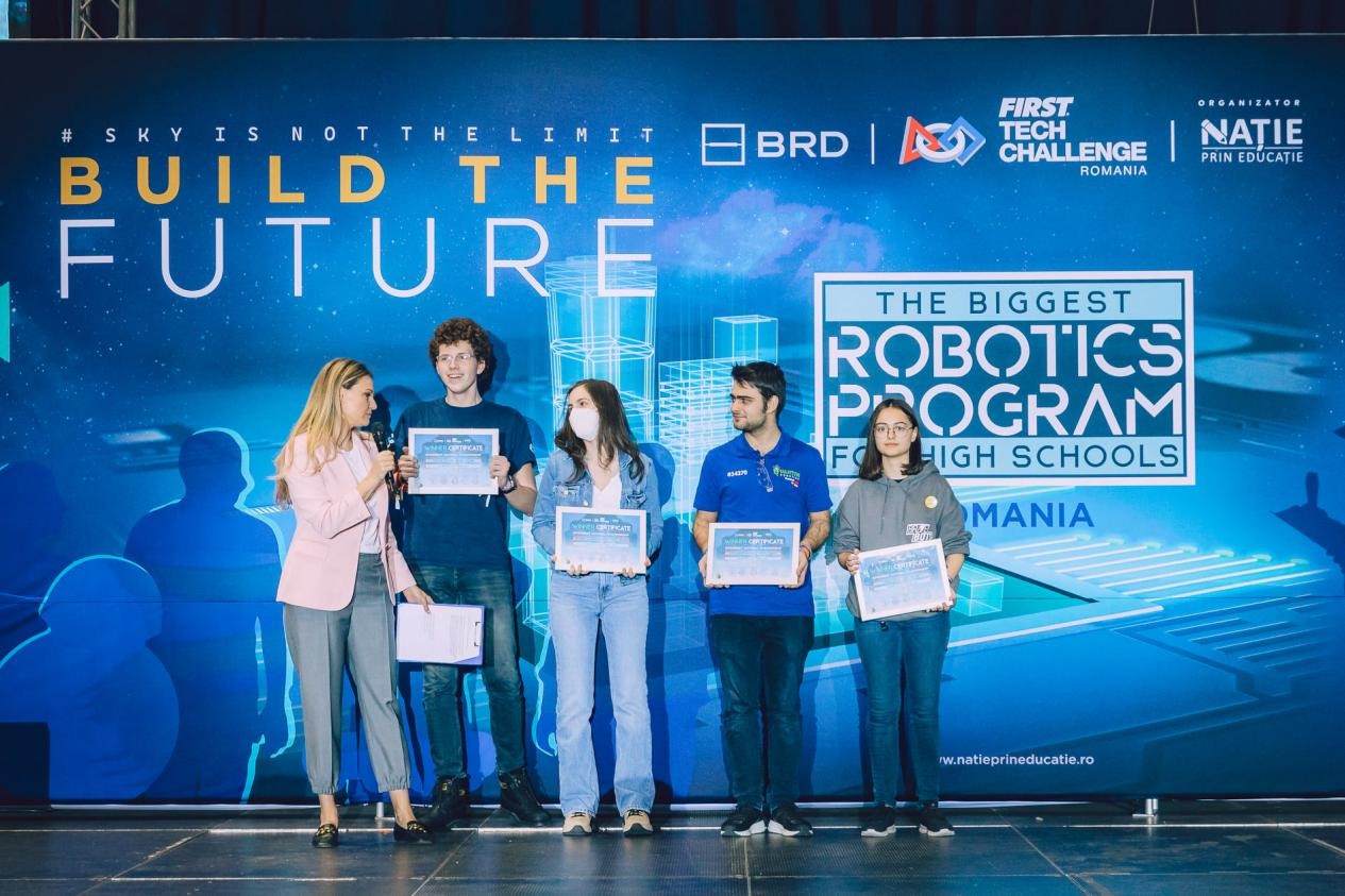 elevi premiati pe scena la concursul de roboti